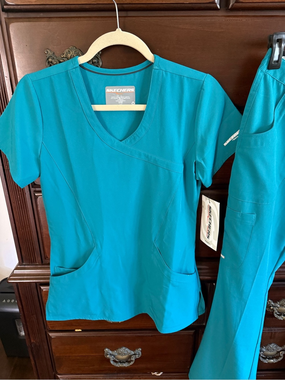 Skechers V-Neck Short Sleeve Scrub Top in Teal AND bottom -SET